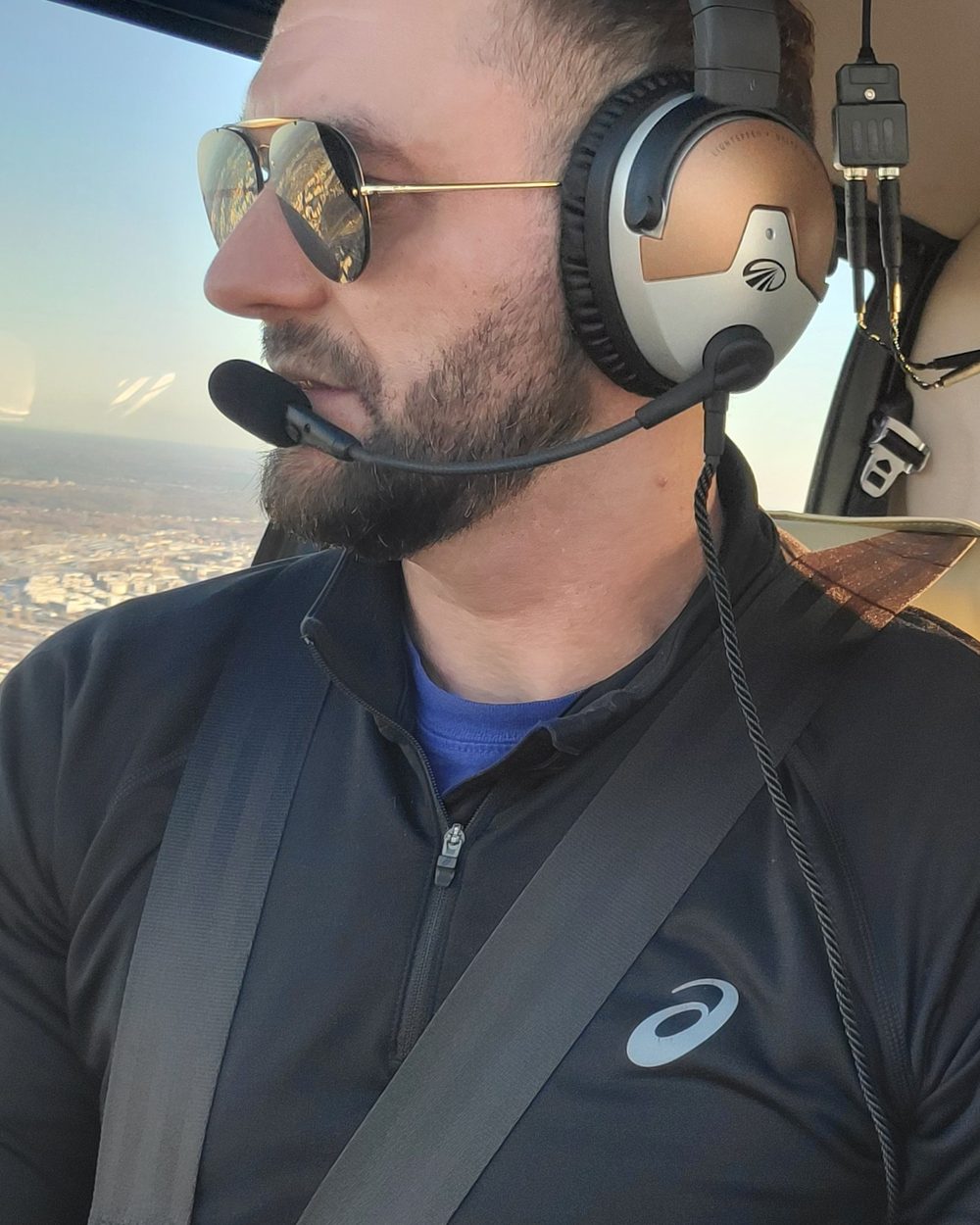 Rafał Kułaga — pilot, przy śmigłowcu Robinson R66
